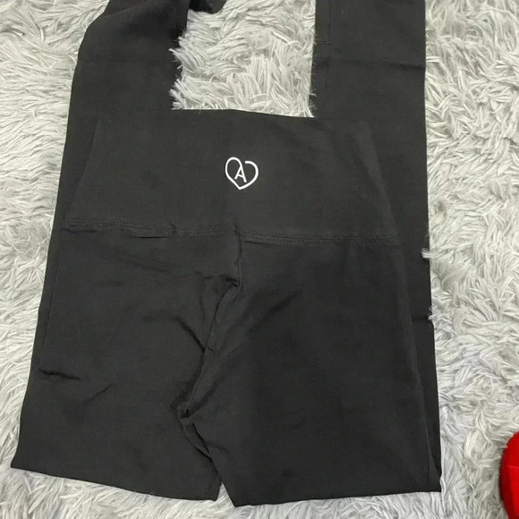 Aritzia 2 T-shirts and Black Legging Set - Picture 4 of 12